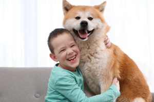 glad pojke med en hund